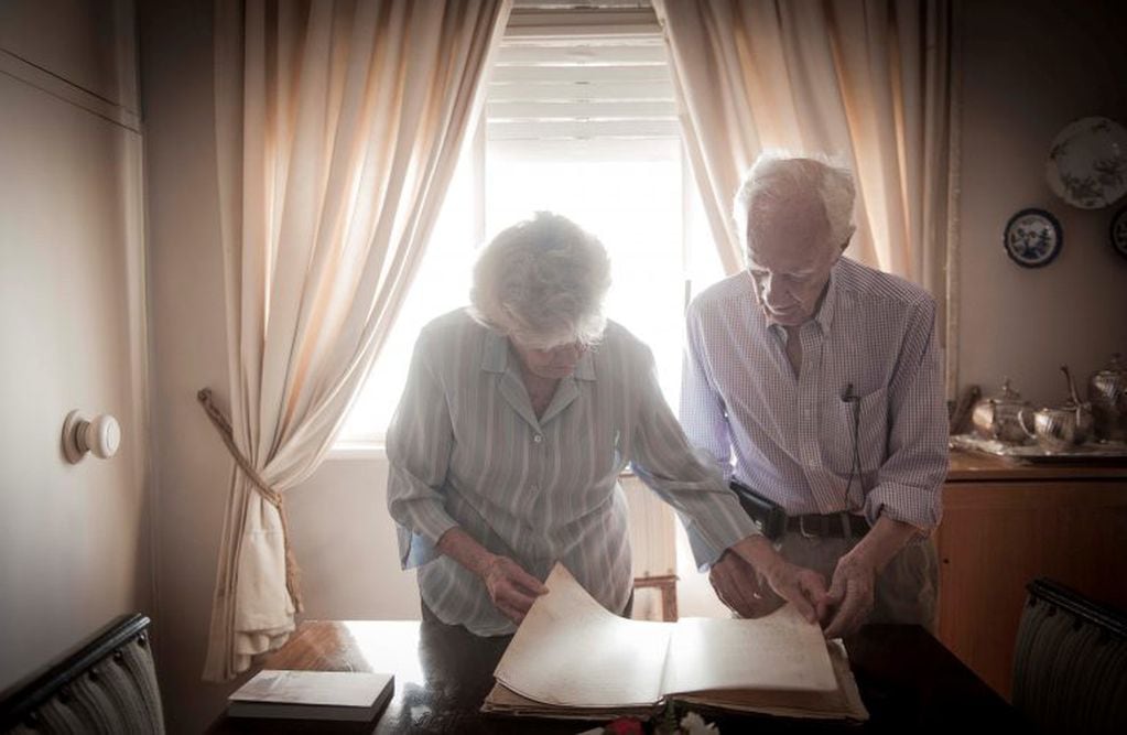 Esther Juana Echazú y Abel Sulpicio Echazú, los nietos de "Tanita", tienen pasión por el folclore y creen haber resuelto el enigma de "La Cautiva".  (Foto Federico Lopez Claro)