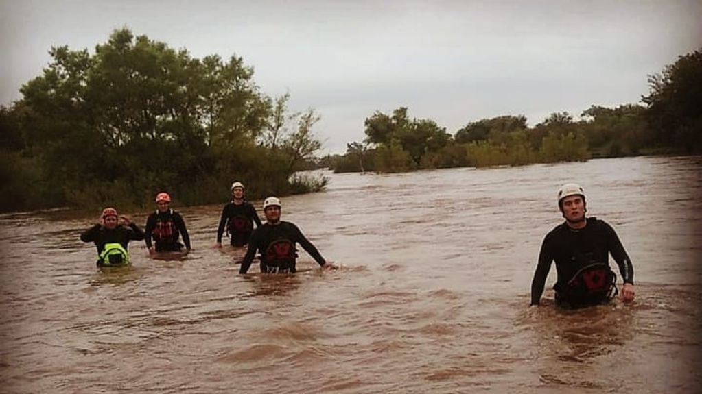En el río Ctalamochita trabajan 84 bomberos voluntarios, en la búsqueda de un joven que se perdió el 7 de febrero de 2021.