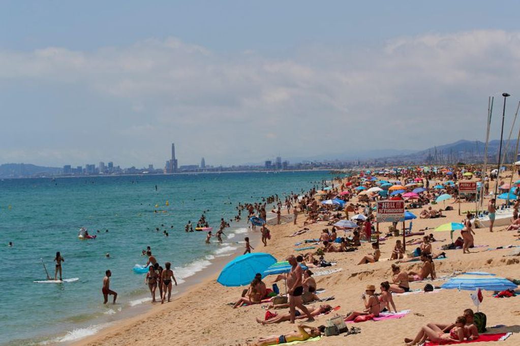 Vista de la playa de Ocata en El Masnou hoy sábado segundo día de 'nueva normalidad' en Cataluña (Foto: EFE/Alejandro García)
