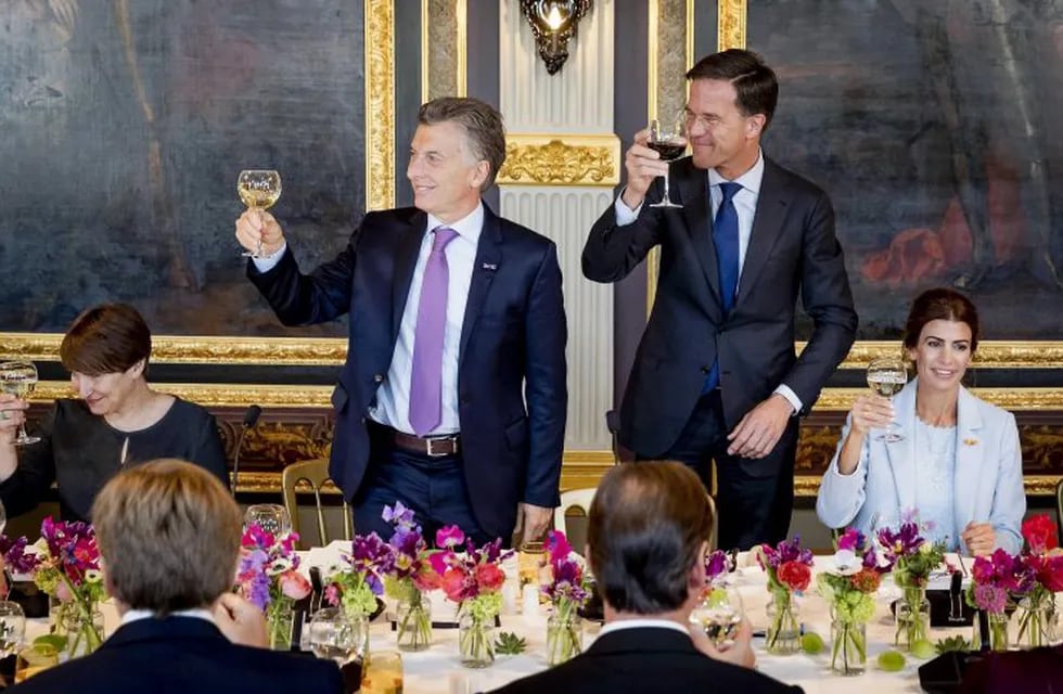 HAY02 LA HAYA (HOLANDA) 28/03/2017.- El presidente argentino, Mauricio Macri (2i), y su mujer, Juliana Awada (d), asisten a una comida con el primer ministro holandu00e9s, Mark Rutte (2d); la ministra de Comercio Exterior, Lilianne Ploumen (i); y el rey Guill
