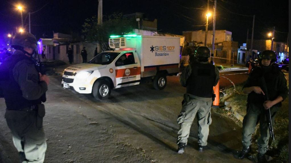 El cuerpo de la víctima en barrio Tablada fue retirado durante un operativo con custodia de Gendarmería Nacional.