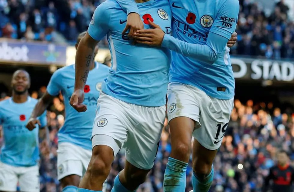 Soccer Football - Premier League - Manchester City vs Arsenal - Etihad Stadium, Manchester, Britain - November 5, 2017   Manchester City's Sergio Aguero celebrates scoring their second goal with Leroy Sane   REUTERS/Phil Noble  EDITORIAL USE ONLY. No use with unauthorized audio, video, data, fixture lists, club/league logos or \