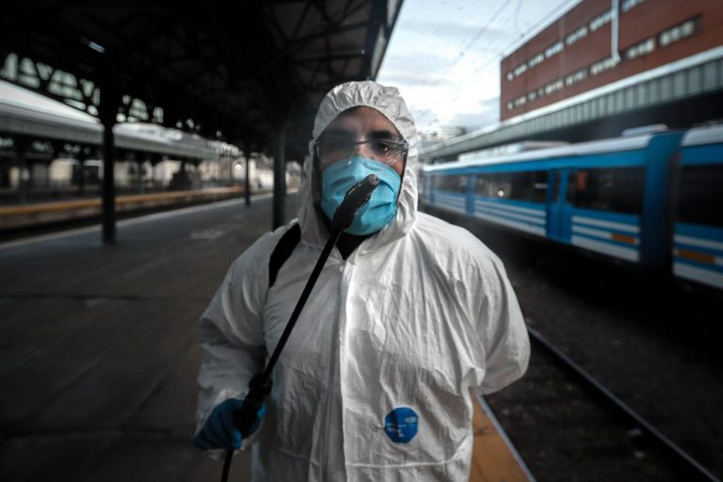 Un hombre trabaja en la desinfección de trenes en la estación Constitución (EFE/Juan Ignacio Roncoroni)