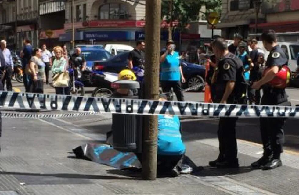 Una turista francesa cayó desde el balcón de un séptimo piso en avenida Corrientes y Uruguay.