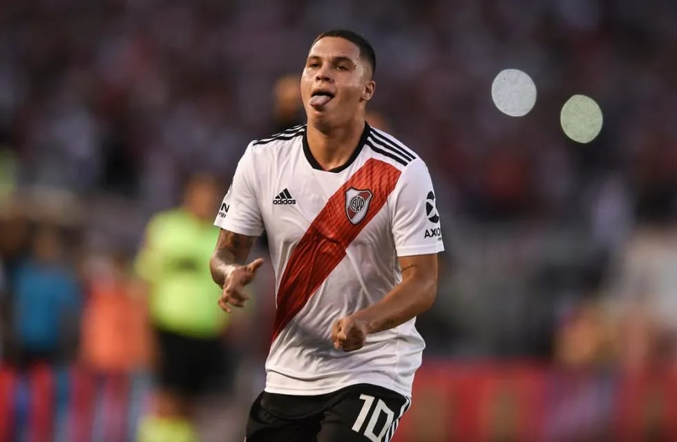 Juanfer Quintero celebra un gol con la camiseta de River