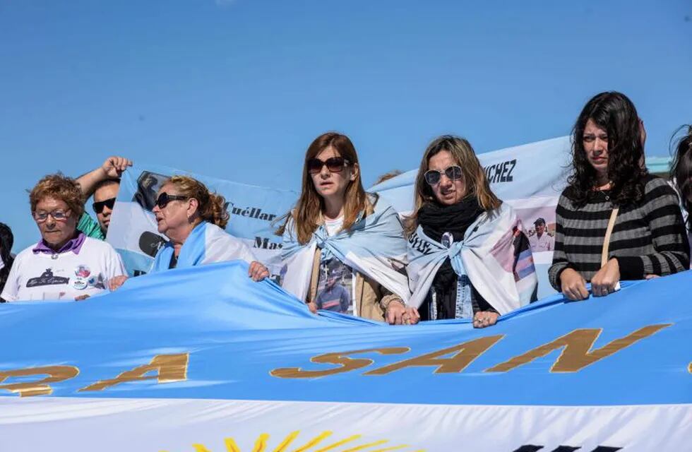 Relatives of crew members of the ARA San Juan submarine demonstrate outside the Navy Base in Mar del Plata, Buenos Aires province, Argentina, on November 18, 2018. - Authorities confirmed the wreckage of the ARA San Juan submarine at 907 meters (2,975 feet) of depth, some 500 km from the southern city of Comodoro Rivadavia, reviving a stalled probe into the cause of the undersea disaster that took the lives of 44 crew members. (Photo by Alfonsina Tain / AFP)