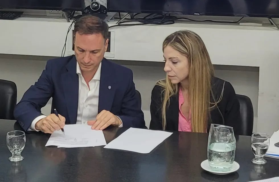El secretario de Infraestructura, Servicios y Ambiente del Gobierno Municipal, Nicolás Asensio y la nueva presidenta de ASSA, Anahí Rodríguez.