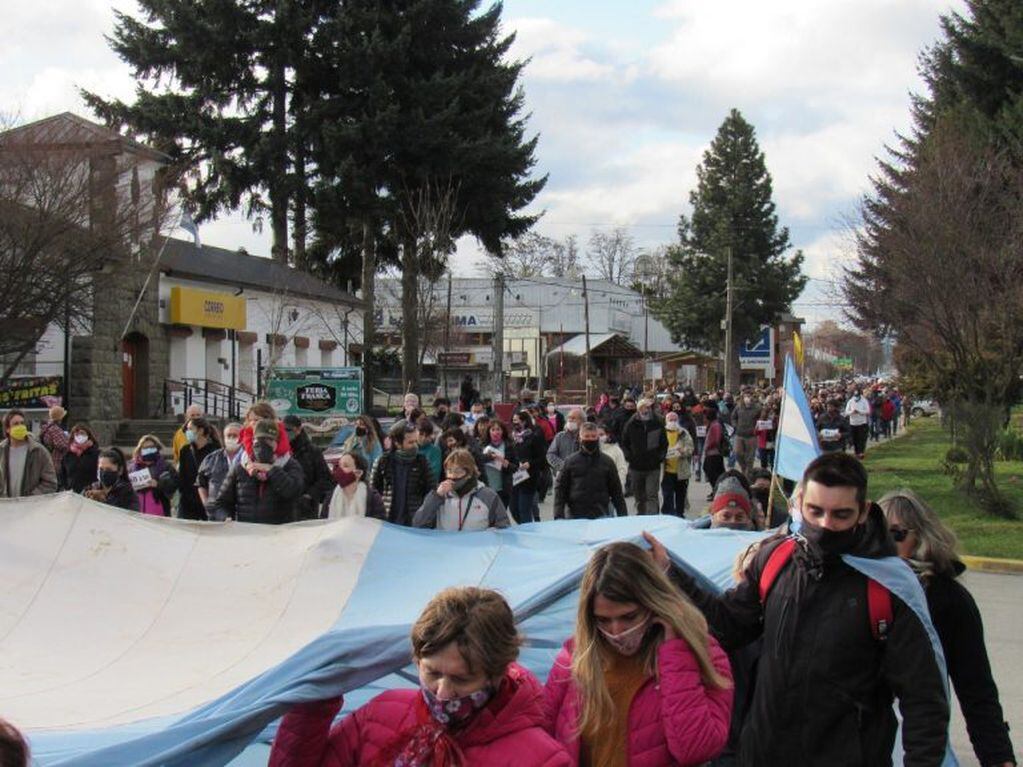 Así fue el banderazo contra la toma de terrenos en El Bolsón (web).