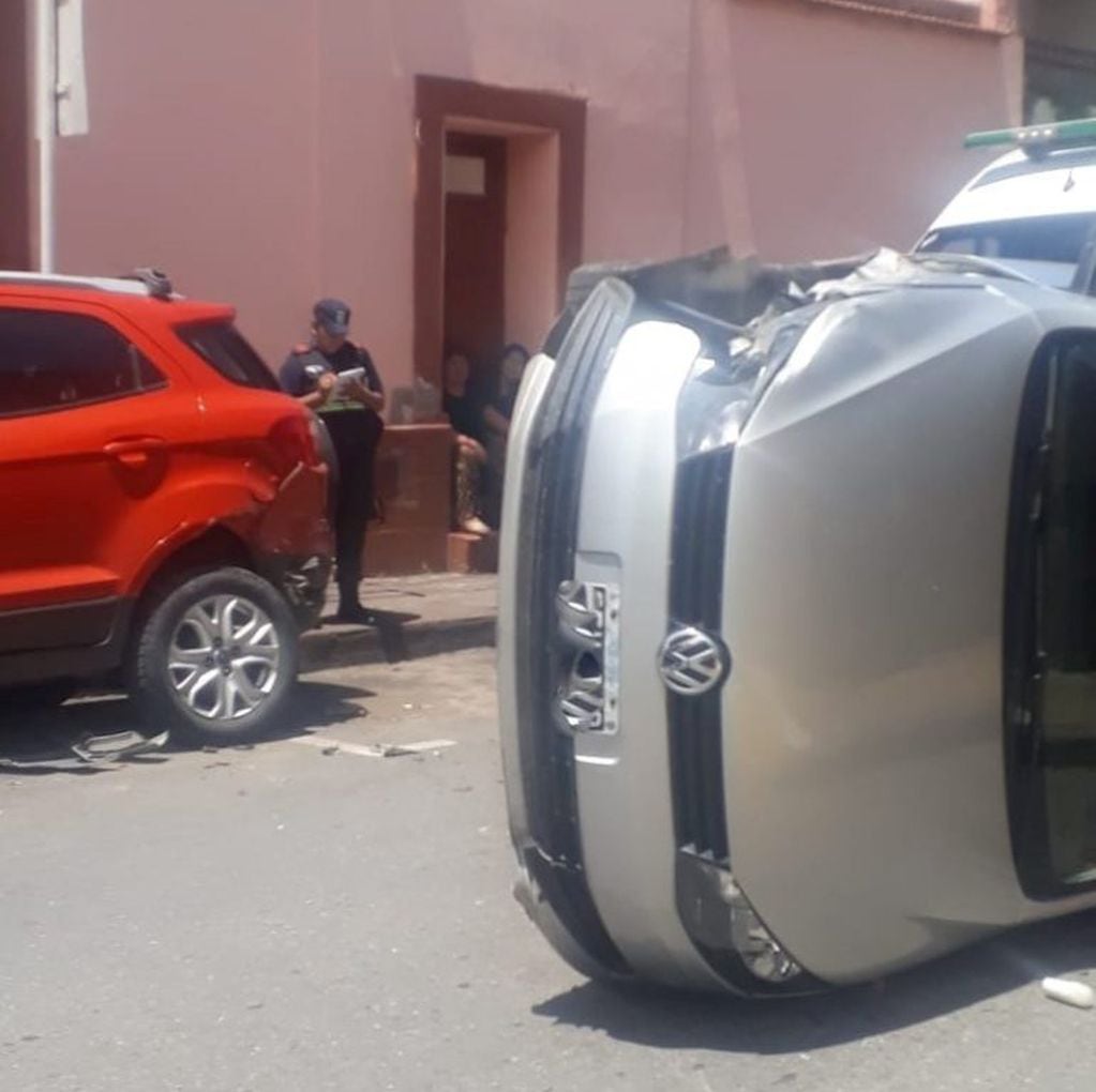 El automóvil rojo presenta en la parte trasera las señales del impacto, lo mismo que el auto gris en el guardabarros izquierdo.