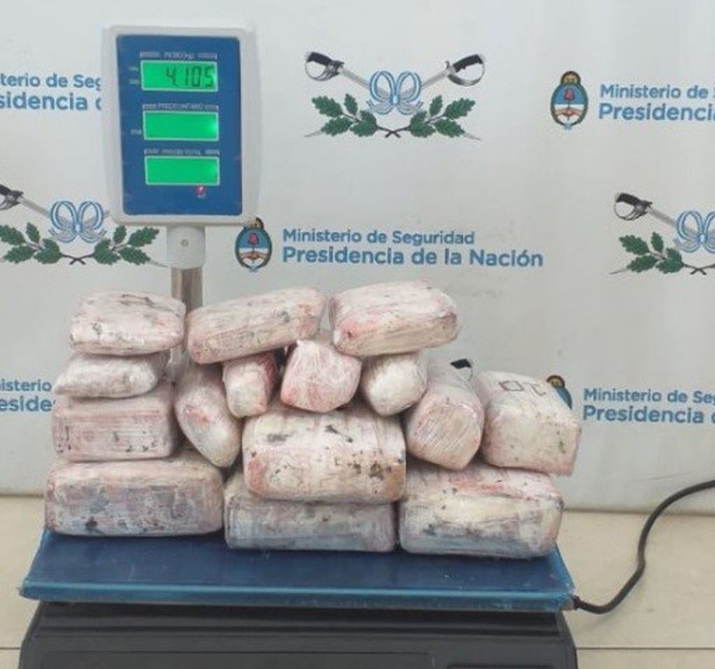 Casi 5 kilos de marihuana fue los secuestrado por Gendarmería Nacional.