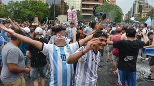 Los hinchas argentinos de la cabeza en Patio Olmos. (Jose Gabriel Hernández)