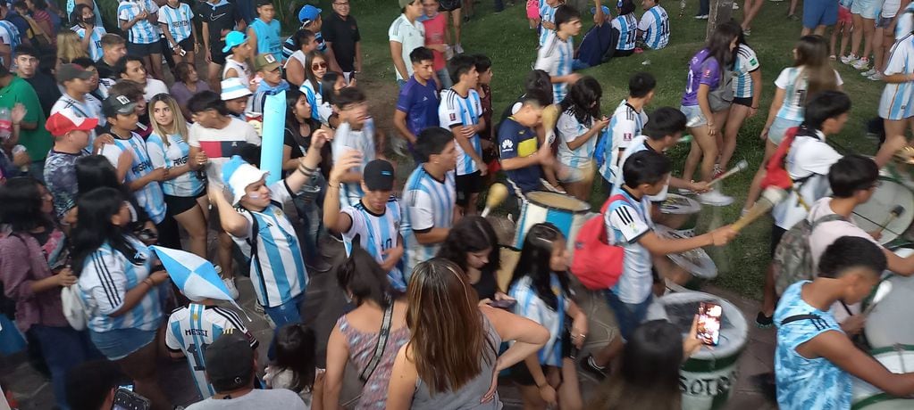 Incansables los músicos, llevaron el cancionero futbolero por todo el centro de la ciudad después de la victoria de Argentina sobre Australia.