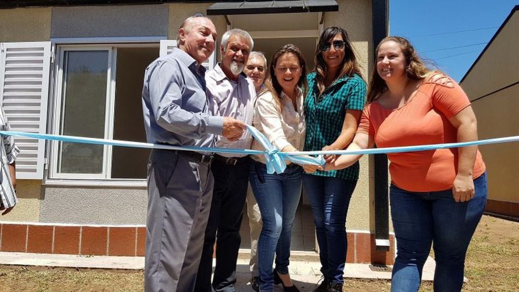 El momento de la inauguración de las viviendas (Gobierno de La Pampa)