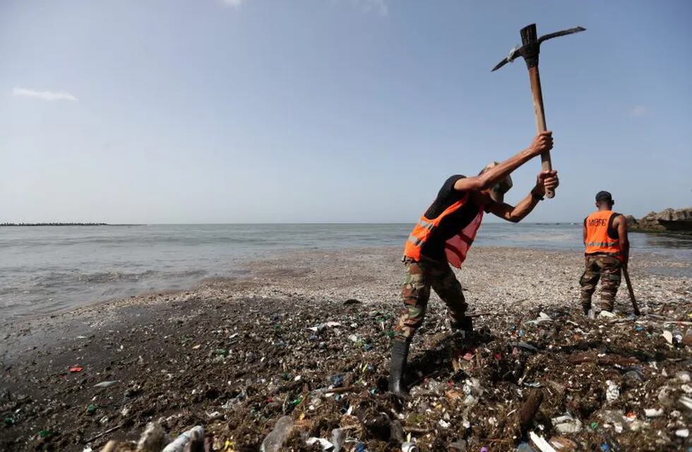 Remoción de plástico y otros residuos en playa Montesinos, Santo Domingo (Web)