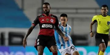 Matías Rojas de Racing disputa el balón con Gerson Santos de Flamengo