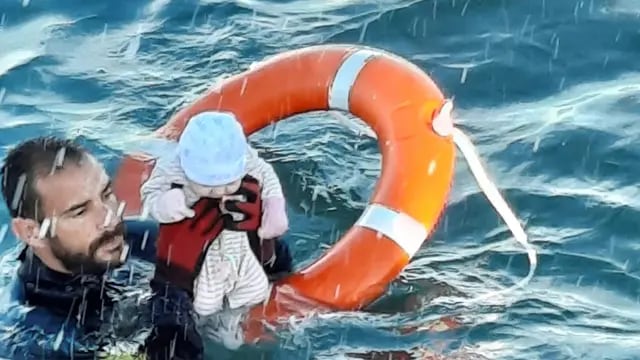 Un miembro de la Guardia Civil rescata a un bebé del agua en Ceuta