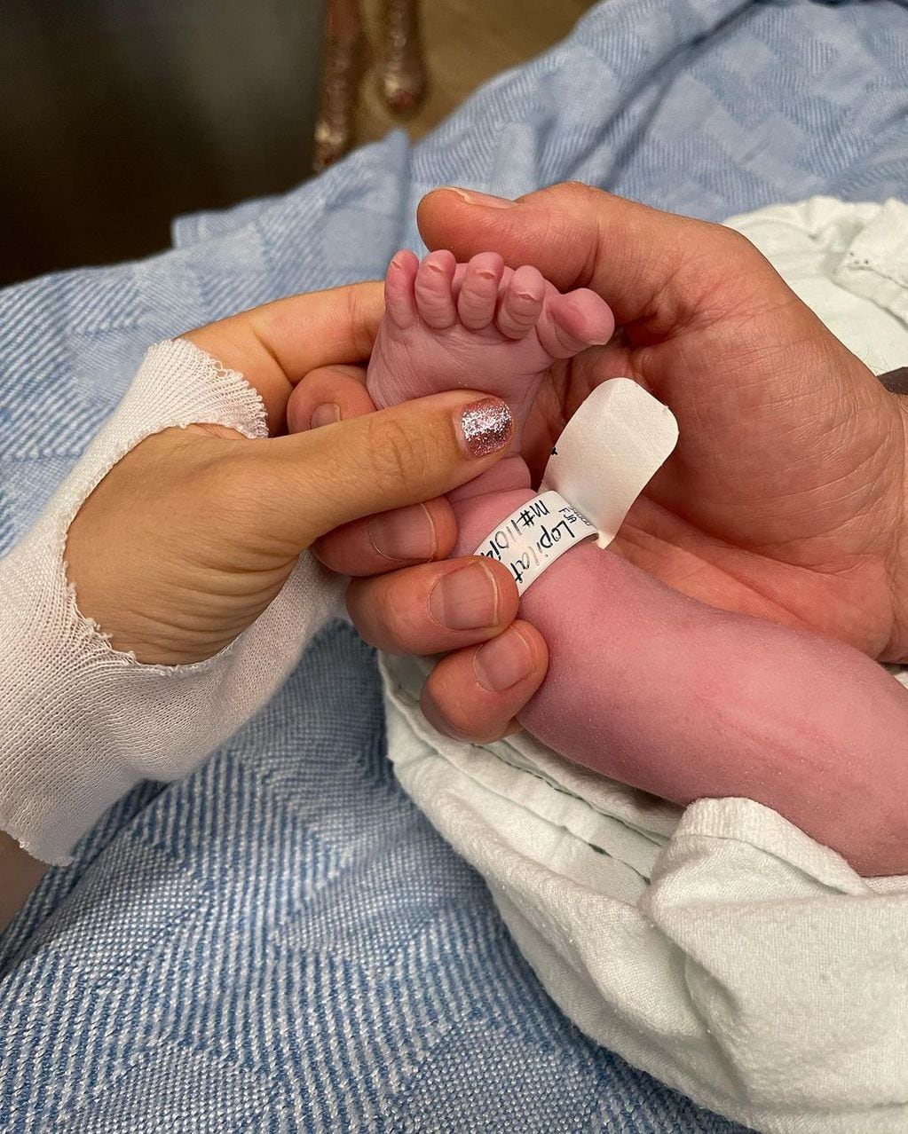 El pie de su hija Cielo Yoli Rose Bublé recién nacida.