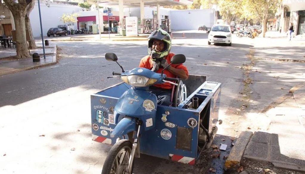 "Oscarcito", el joven mercedino que trabaja en su vehículo adaptado.
