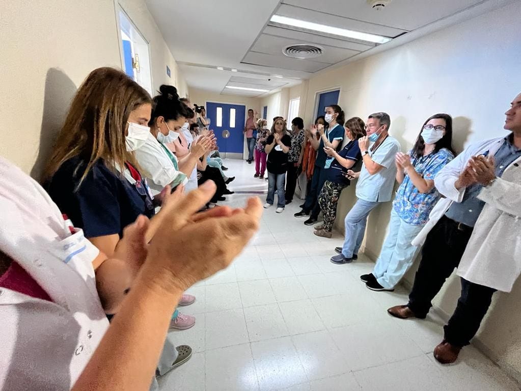 Hospital provincial en Río Cuarto. Protesta de médicos con aplausos en los pasillos, este lunes. (La Voz)