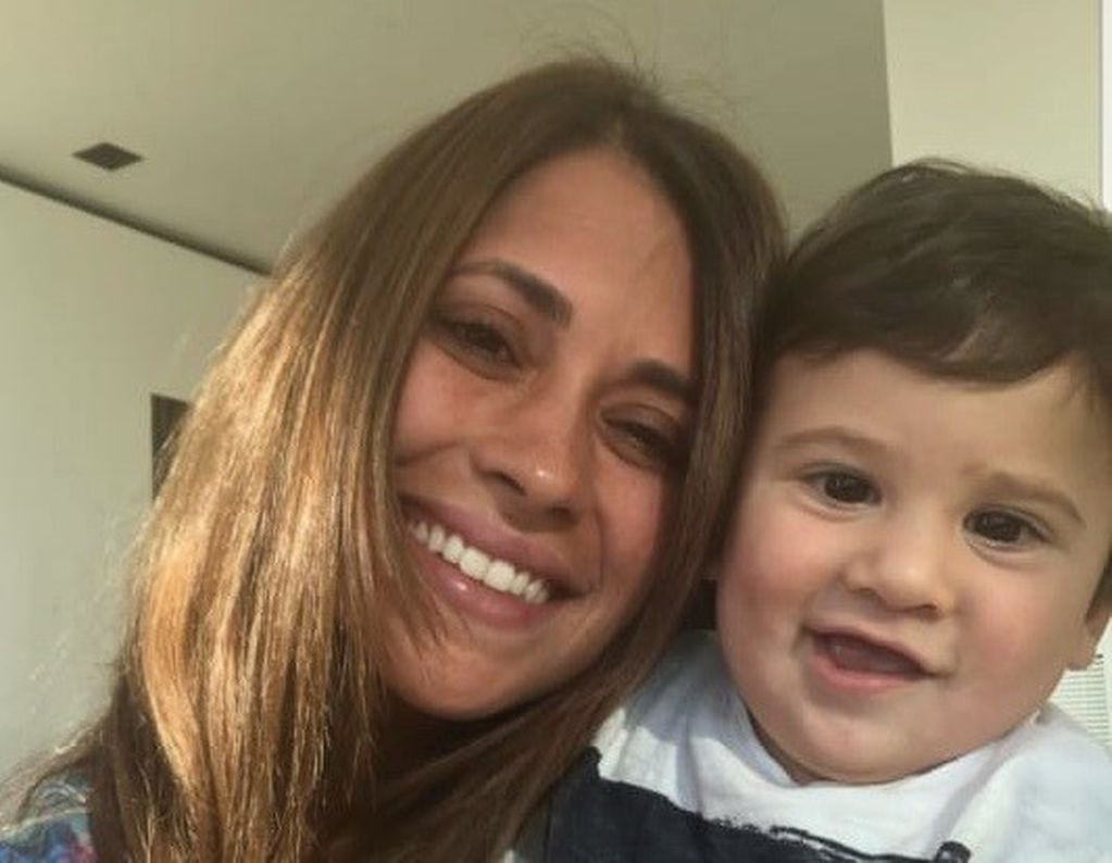 Antonela Roccuzzo publicó una foto a pura sonrisa con su hijo Ciro. (Instagram)