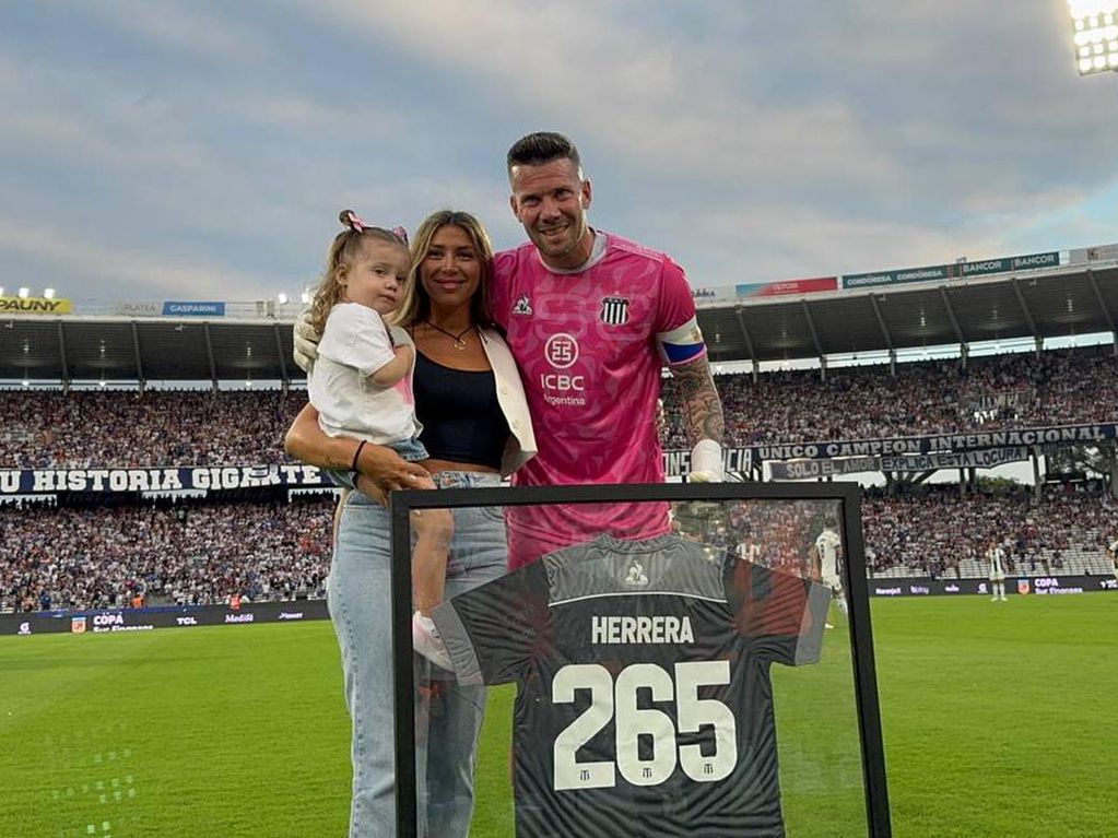 Guido Herrera y su familia en el momento de recibir el reconocimiento por llegar a los 265 partidos en Talleres. (Foto de SportsCenter)