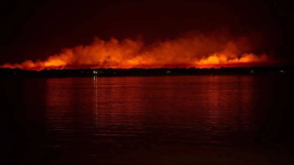 Las llamas tiñeron de naranja y rojo el horizonte al final de una jornada de calor extremo.