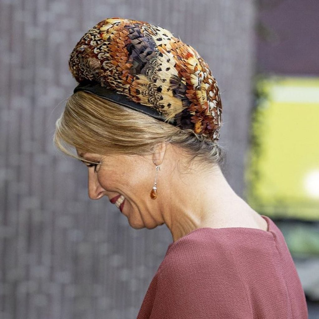 La reina de Holanda marcó tendencia al lucir un llamativo casquete de plumas