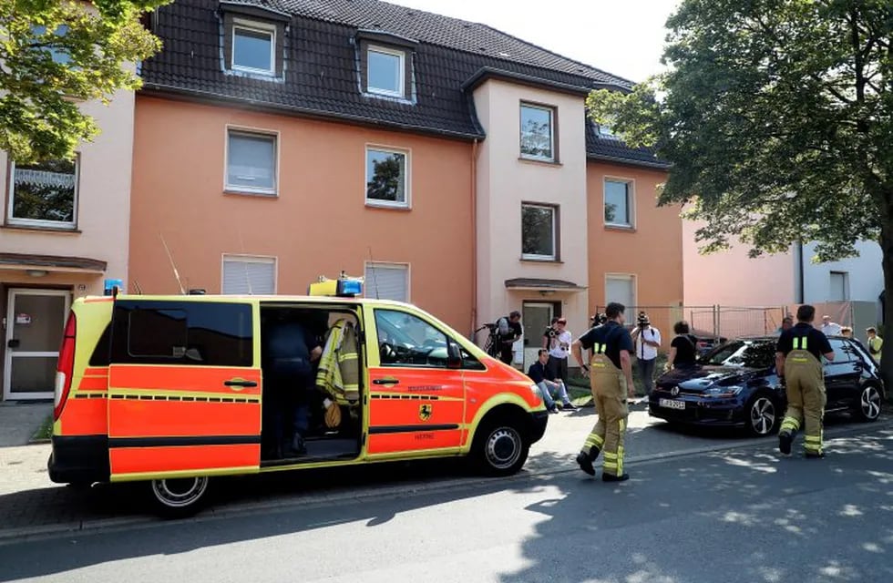 Herne (Germany), 26/08/2019.- Firefighters arrive to search for missing cobra snake in Herne, Germany, 26 August 2019. A cobra escaped from Herne in North Rhine-Westphalia. Police suspect the dangerous poisonous snake in the area and have had houses evacuated. The search was carried out with the help of adhesive tape and flour. (Incendio, Alemania) EFE/EPA/FRIEDEMANN VOGEL