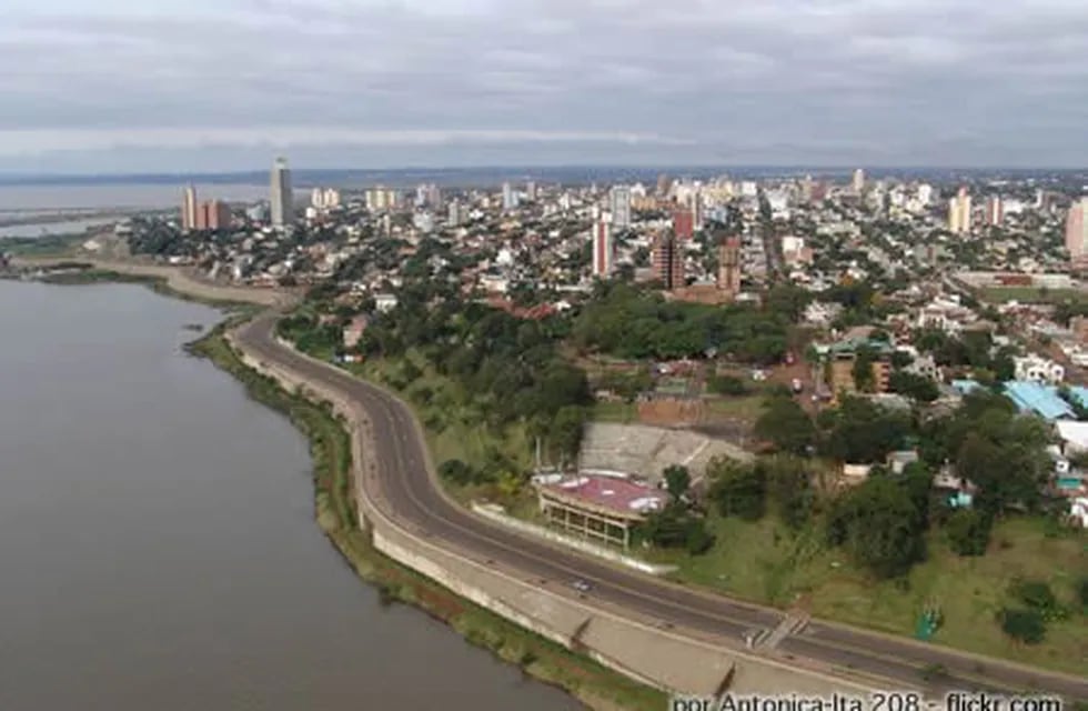 Posadas vista desde el río Paraná, un desafío para cualquier gobierno. (WEB)