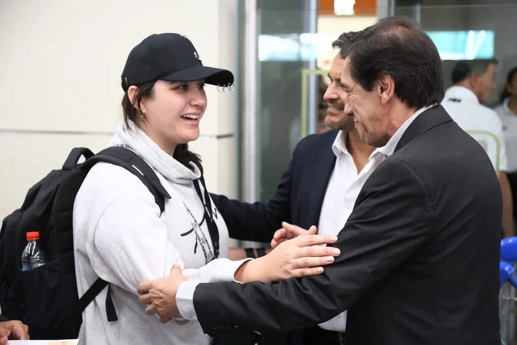 Una turista recibe el cálido saludo del gobernador Sadir, que también entregó un kit de artículos promocionales de Jujuy.