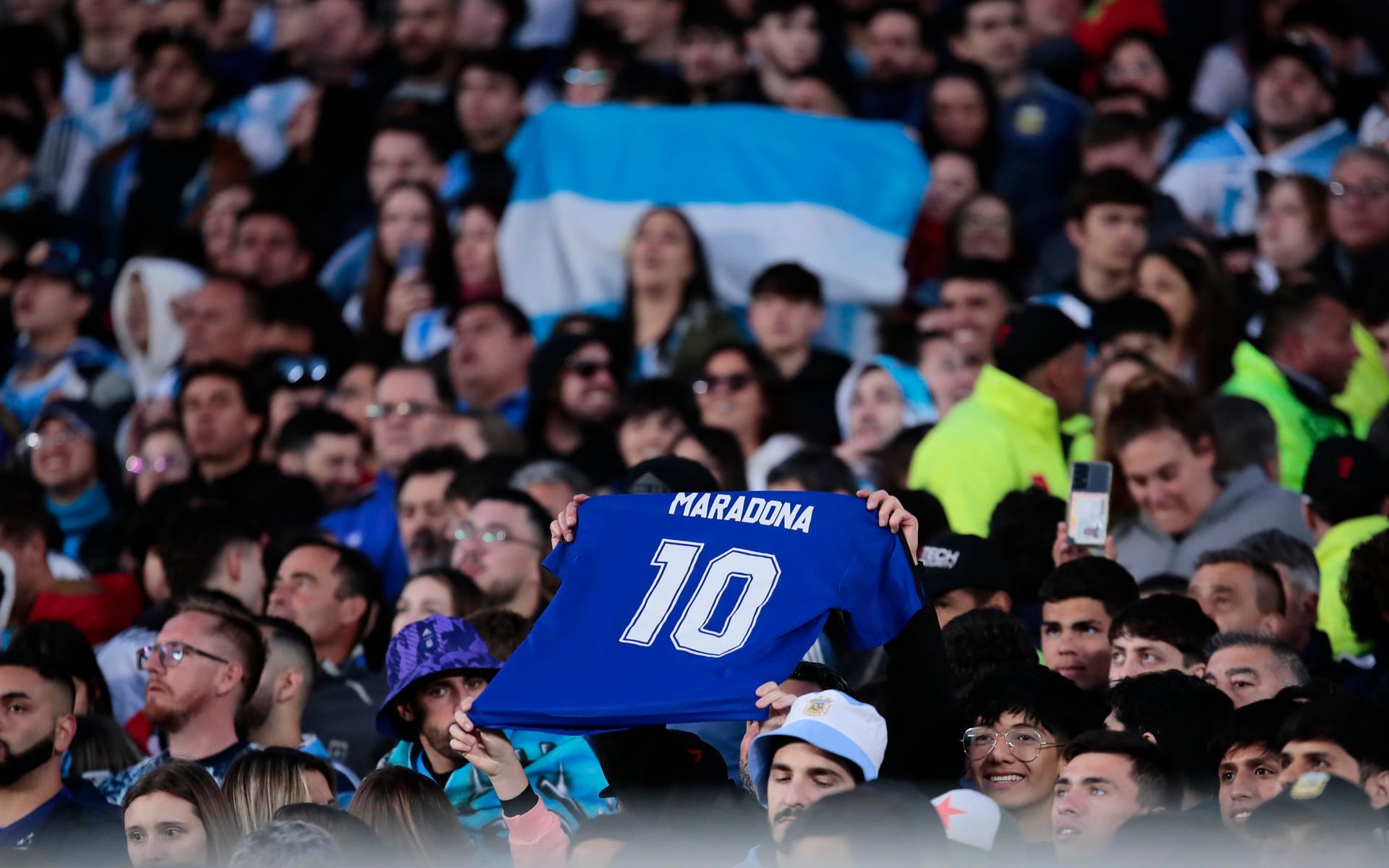 . BUENOS AIRES (ARGENTINA), 12/10/2023.- Aficionados de Argentina asisten hoy, en un partido de las Eliminatorias Sudamericanas para la Copa Mundial de Fútbol 2026 entre Argentina y Paraguay en el estadio Más Monumental en Buenos Aires (Argentina). EFE/ Luciano González
