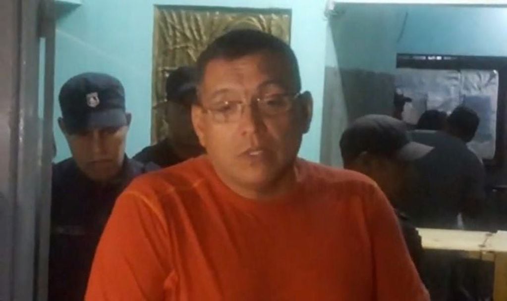 El subjefe de la Policía, Juan Segovia, tratando de contener a los familiareas, a las puertas de la Comisaría de la localidad de La Esperanza.