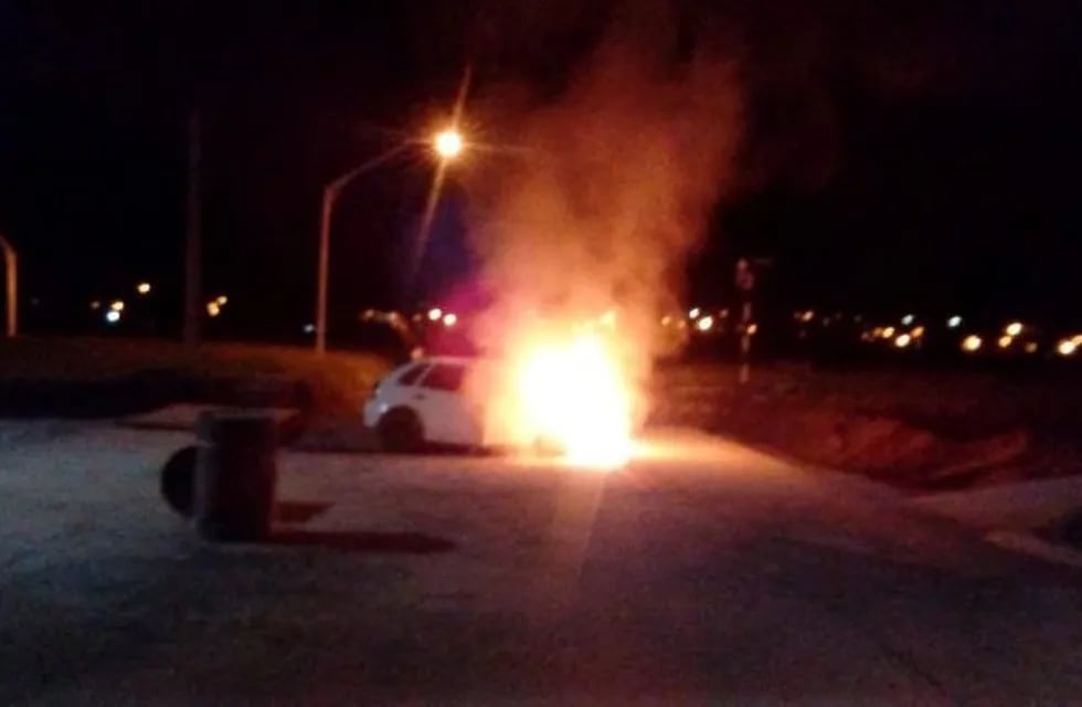 Incendio auto en Crespo