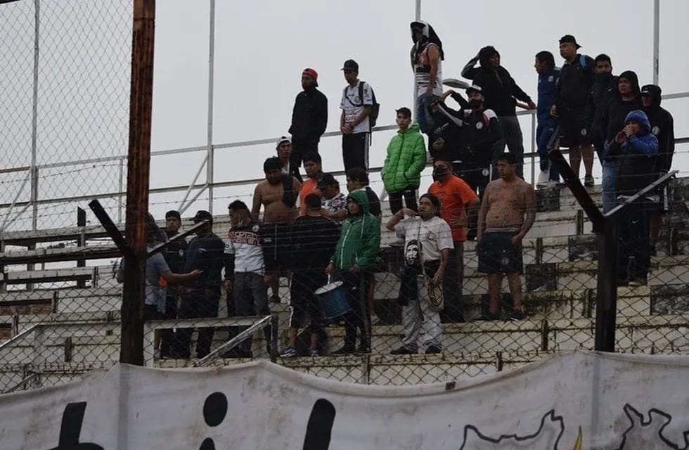La parcialidad "merengue", en un número de cien hinchas, pudo estar en las tribunas del estadio "Emilio Fabrizzi" el domingo pasado.