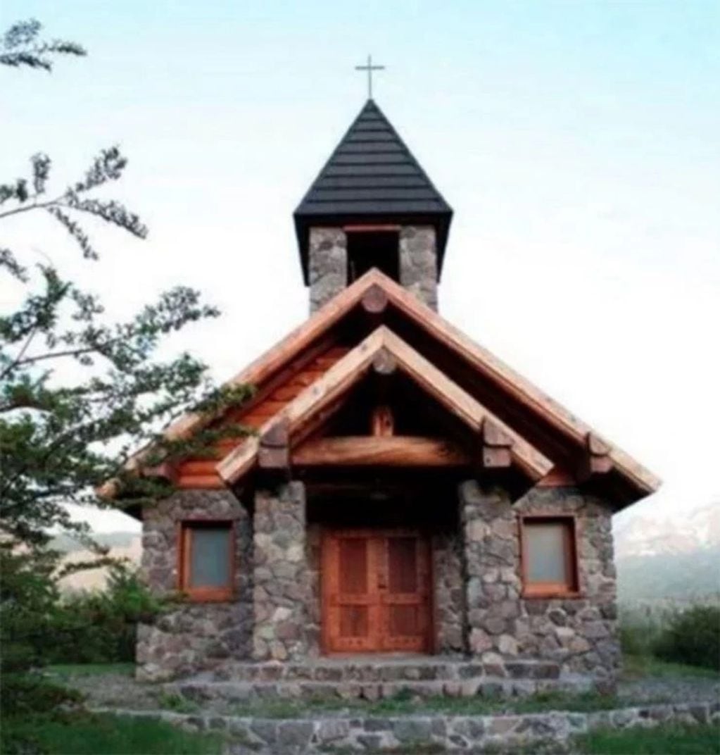 La propiedad cuenta con una capilla y 1.320 metros cuadrados de bosques y espacios cultivables.