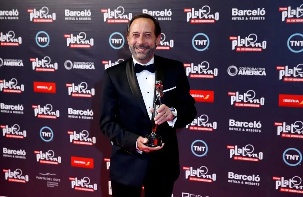 Actor Guillermo Francella poses with the award of best actor during the Platino award in Punta del Este, Uruguay, July 25, 2016. REUTERS/Andres Stapff punta del este uruguay guillermo francella Premios Platino 2016 actor argentina premio mejor actor por e