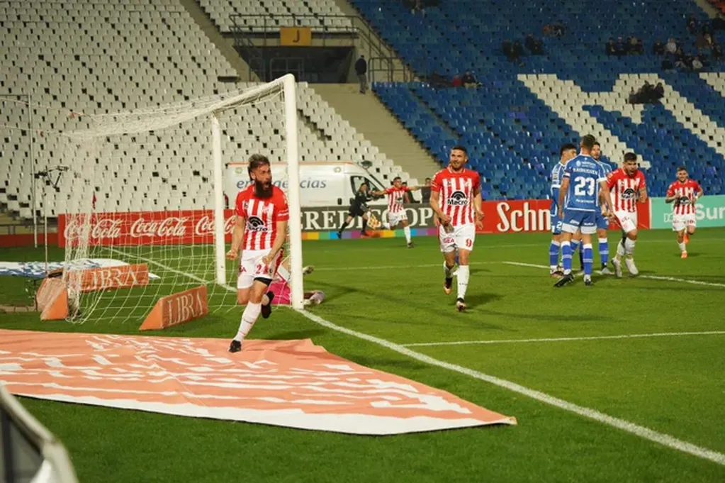 Parnisari metió su cabezazo y puso el 1-0 de Instituto sobre Godoy Cruz, en Mendoza. (Prensa Instituto)