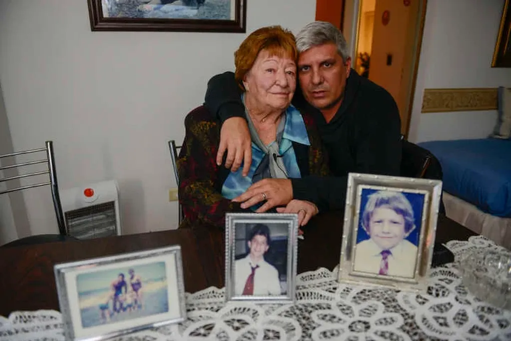 Matías Bagnato y su abuela Norma, junto a la foto de sus familiares muertos en el incendio. (Gentileza Clarín/Mario Quinteros)