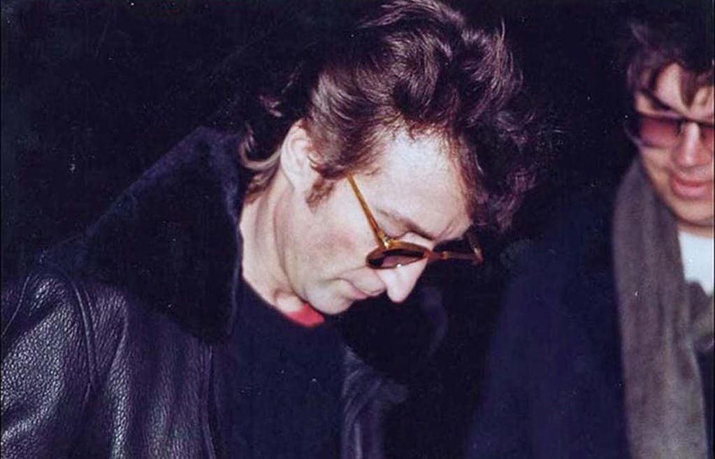 La última foto de John Lennon, cuando el firmó un autógrafo a Mark David Chapman el mismo día que más tarde le disparó.