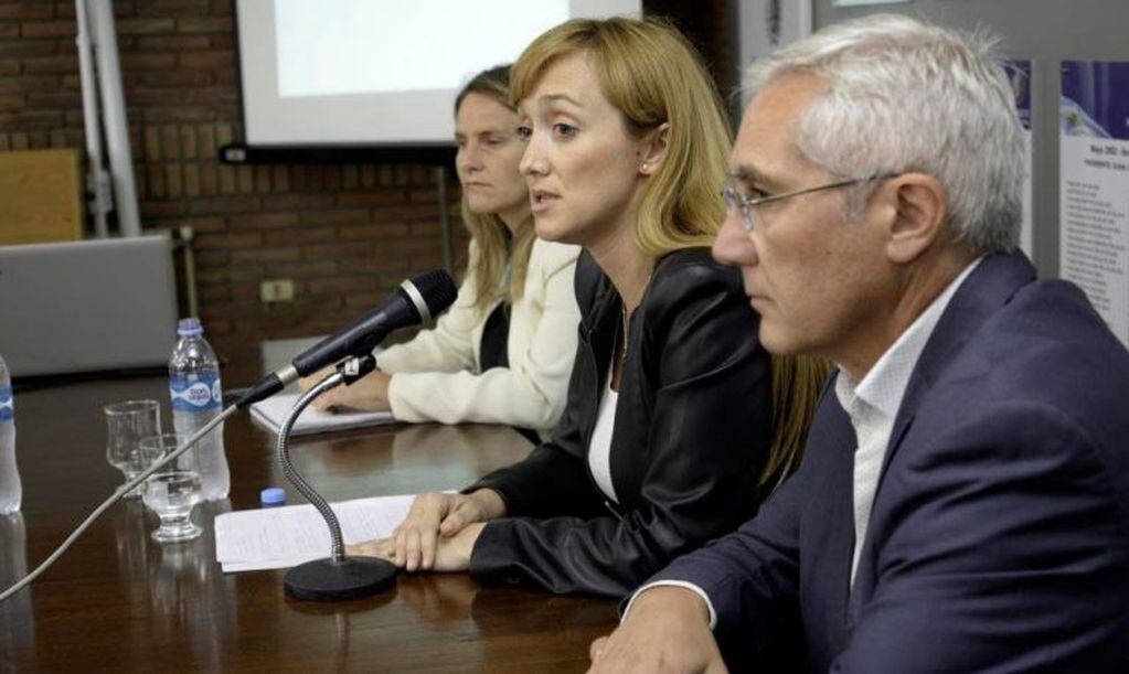 Anabel Fernández Sagasti, senadora nacional por Mendoza, explicando la situación económica de la provincia.