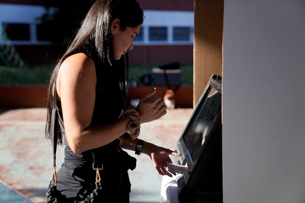 Elecciones 2023 en Paraguay: una mujer vota en la cabina electrónica para elegir presidente. (AP)