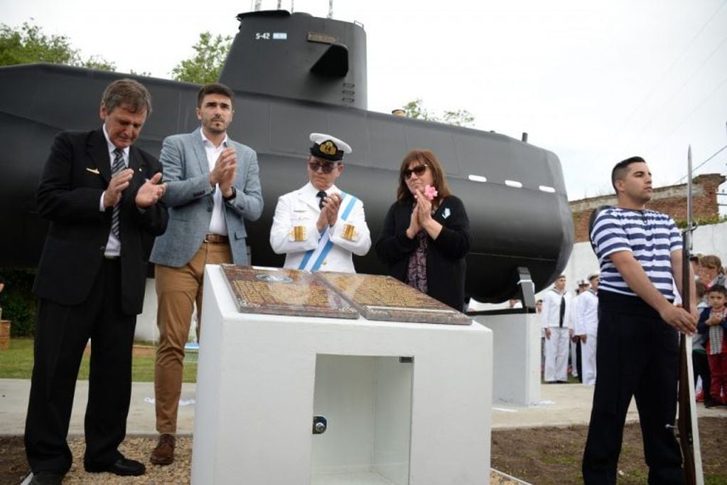En Hinojo hay una réplica del submarino ARA San Juan, en homenaje al olavarriense Diego Wagner Clar.