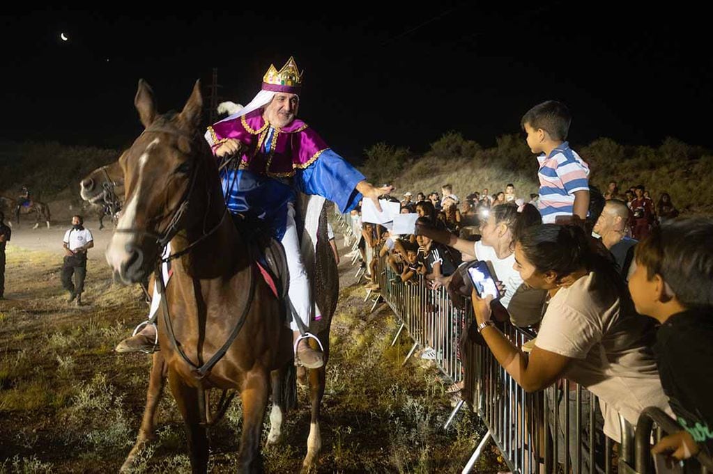 En la tradicional cabalgata de los Reyes Magos, Melchor, Gaspar y Baltazar y recibieron las cartas de los niños, donde
La caravana recorrió los barrios de Godoy Cruz.