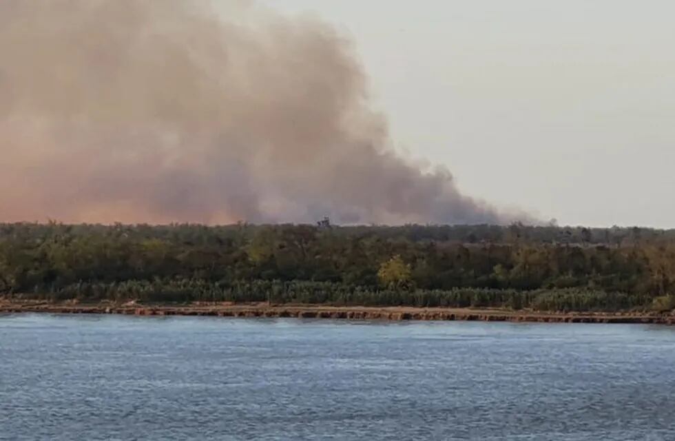 El fuego al otro lado del Paraná se propagó durante buena parte del mes pasado. (Vía Rosario)