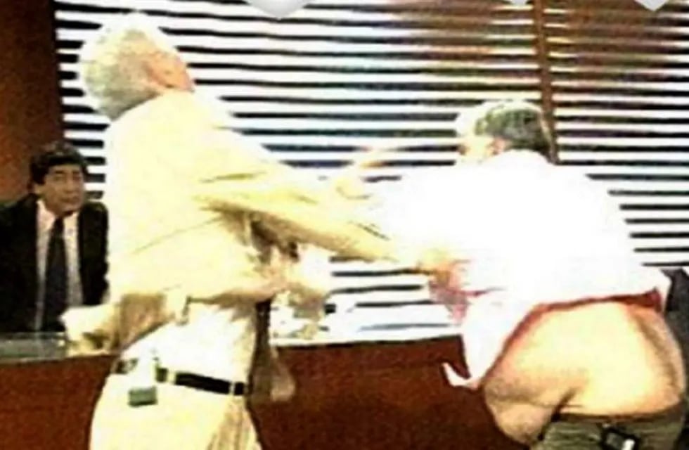 Un cuadro de la pelea entre Mauro Viale y Alberto Samid, el bizarro tatuaje de un hombre.