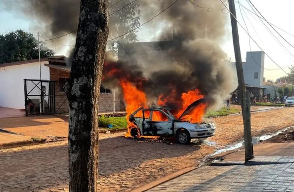 Puerto Iguazú: Se incendió un automóvil en B° Las Leñas