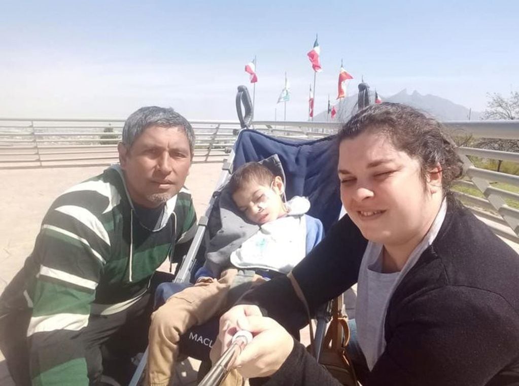 Lauti y sus papás en Monterrey, México.