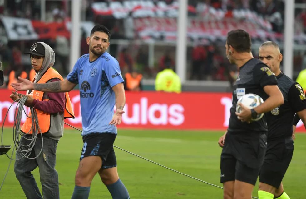 Belgrano y River, en duelo por cuartos de final de la Copa de la Liga, en el Kempes. (Ramiro Pereyra / La Voz)