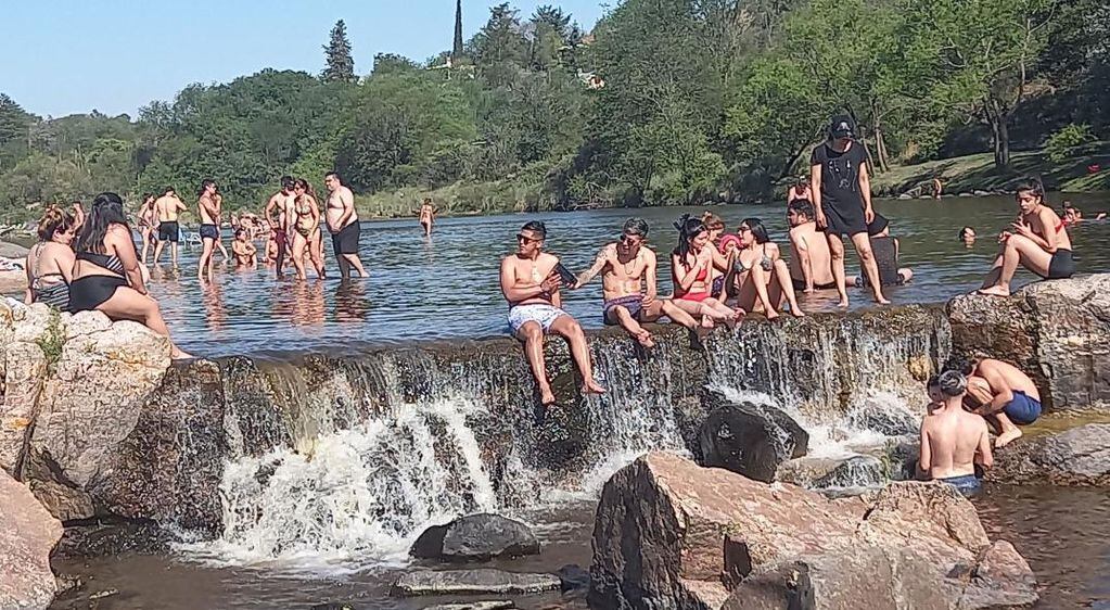 Chapuzón. En Tala Huasi, el río se llenó de familias y grupos de amigos que buscaron refrescarse frente a las altas temperaturas. (La Voz)