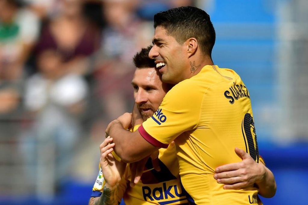 Viejos tiempos que podrían repetirse: Luis Suárez y Lionel Messi, festejando un gol juntos. Foto: Álvaro Barrientos / AP.